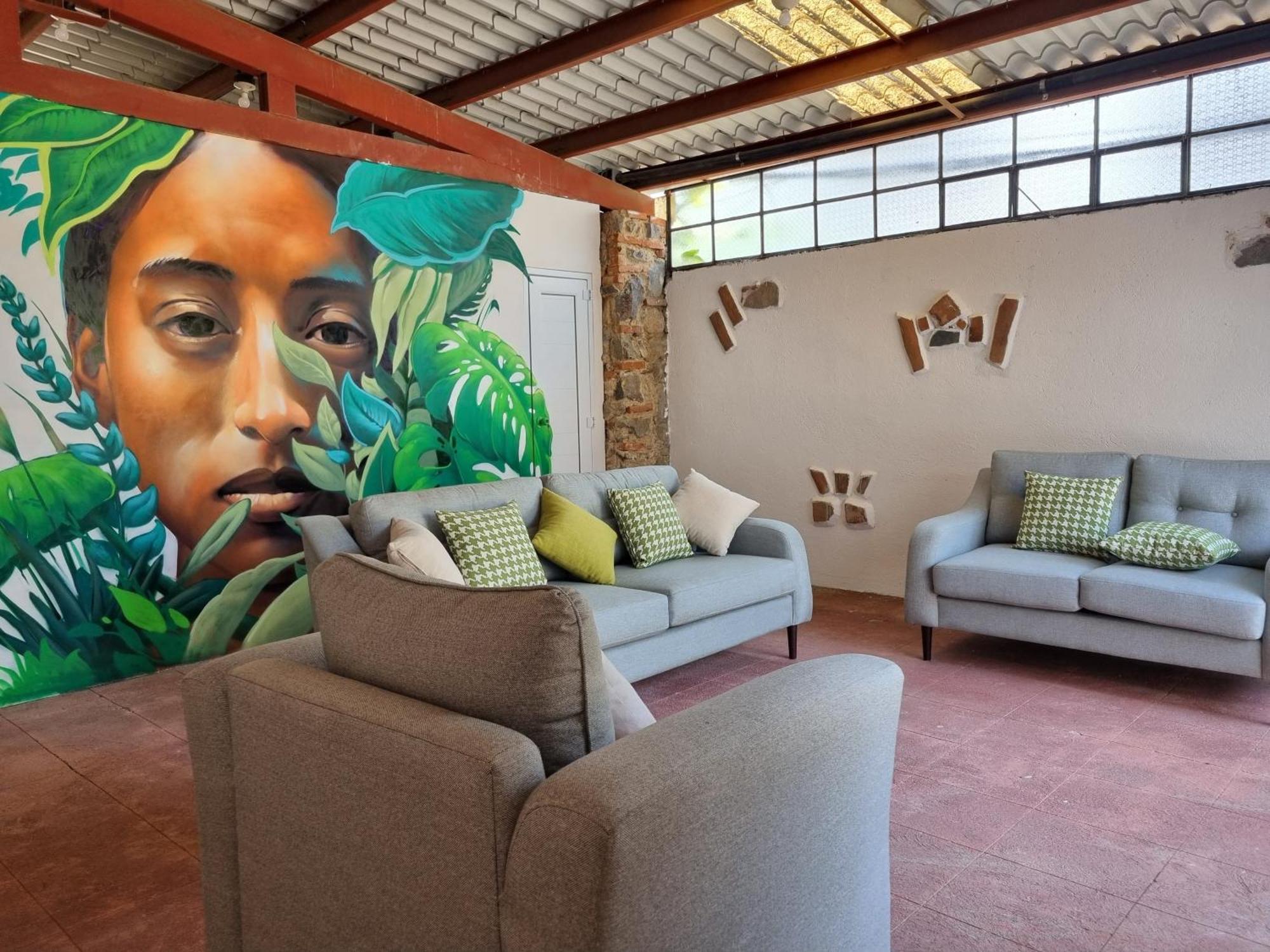 Central Hostel San Sebastian Антигуа-Гватемала Экстерьер фото